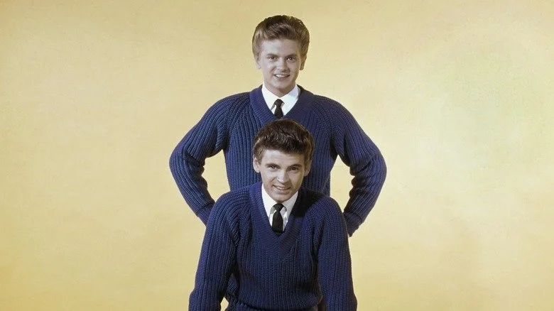 Les Everly Brothers souriant dans des pulls bleus assortis