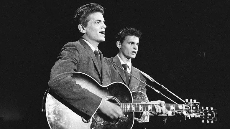 The Everly Brothers jouant de la guitare en 1957