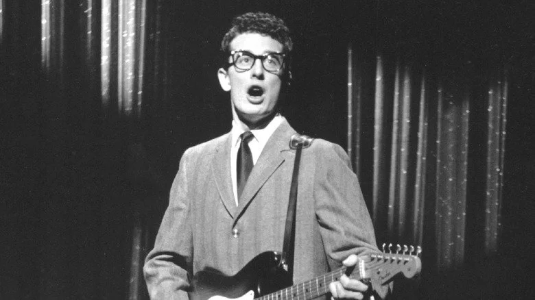 Buddy Holly sur scène avec sa guitare en 1958