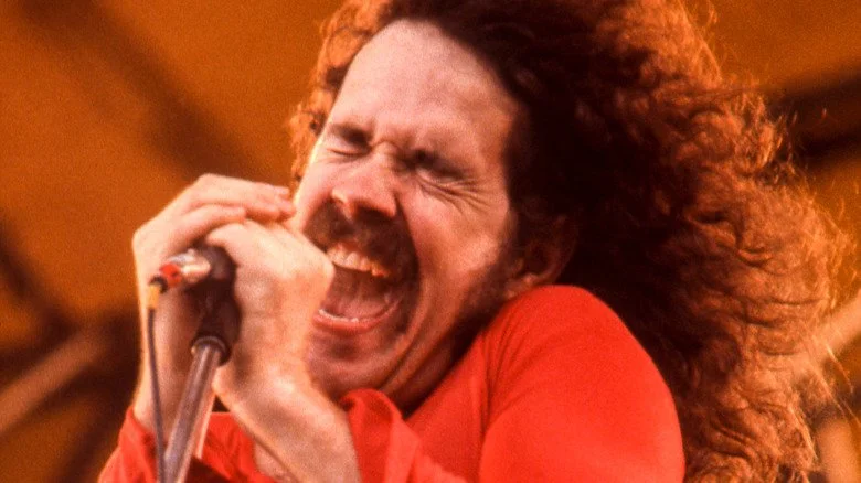 Brad Delp du groupe Boston chantant intensément sur scène dans les années 1970
