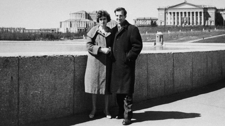 Lee Harvey Oswald et sa femme Marina dans un parc en Union Soviétique