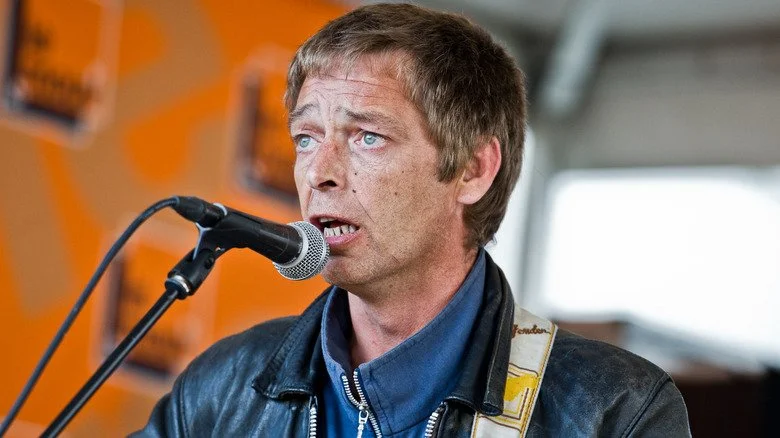 lee mavers of the la's singing and playing guitar