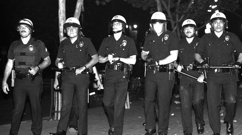 La police de Los Angeles en tenue anti-émeute