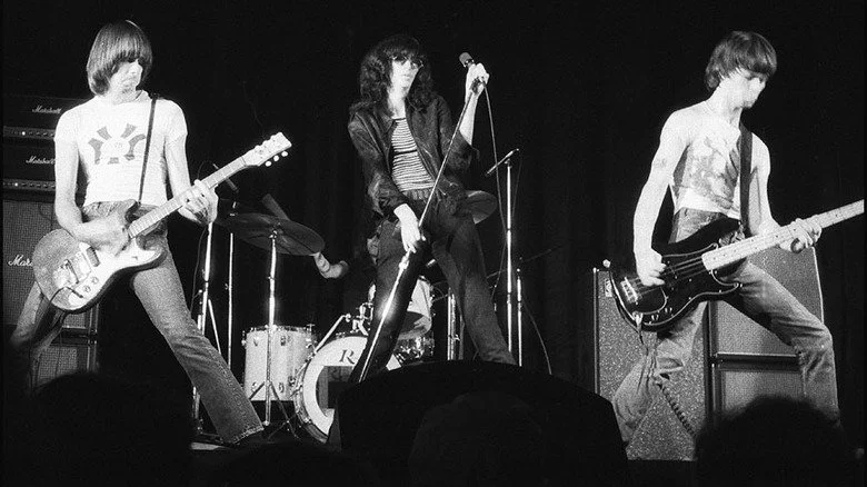 Photo des Ramones sur scène à Toronto en 1976, CC BY-SA 3.0