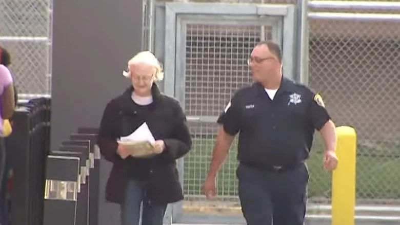 Marilyn Hartman avec un policier