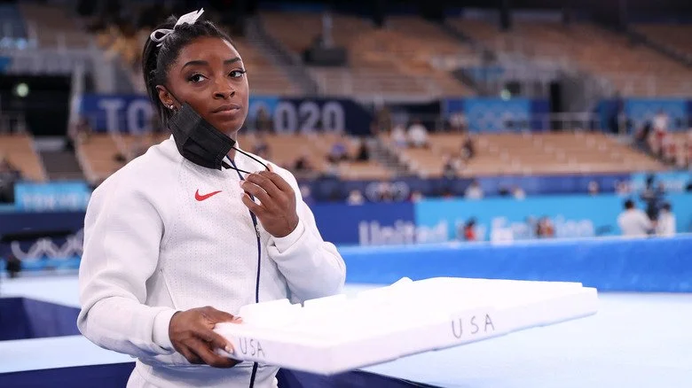 Simone Biles tenant une assiette de magnésie