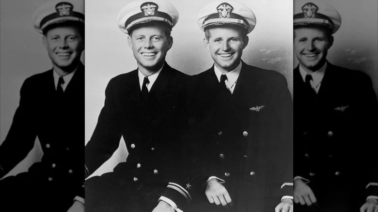 John F. Kennedy assis à côté de Joe Kennedy Jr. en uniforme militaire
