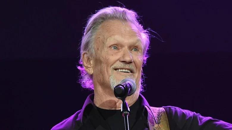 Kris Kristofferson souriant au microphone