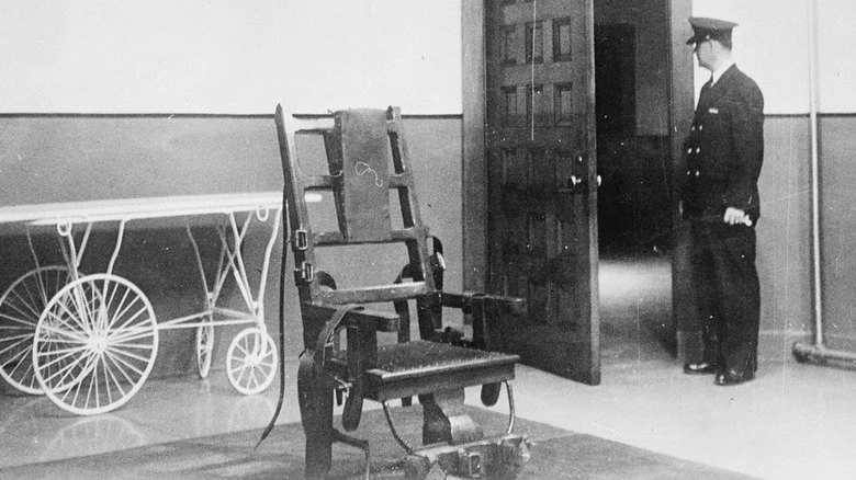 Garde de prison et chaise électrique