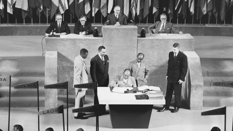 Le politicien et diplomate libérien Gabriel Lafayette Dennis signe la charte de l'ONU lors de la conférence de San Francisco en 1945