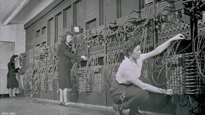 Opérateurs informatiques programment l'ENIAC