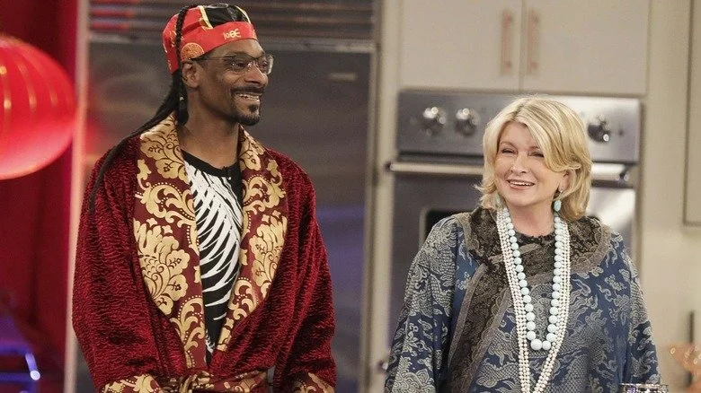 Snoop Dogg et Martha Stewart souriant dans la cuisine