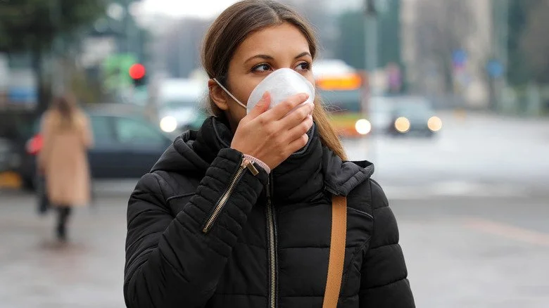 Femme avec un masque de protection contre les maladies