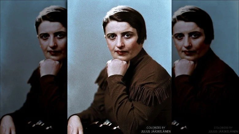 Ayn Rand posant pour un portrait