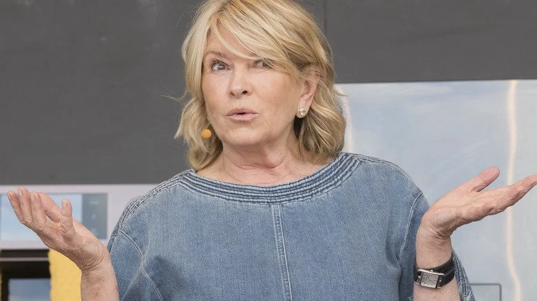 Martha Stewart avec les mains levées, parlant