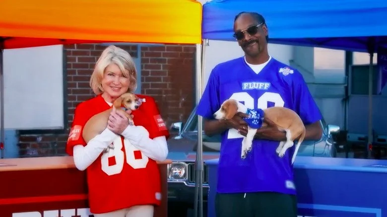 Martha Stewart et Snoop Dogg tenant des chiots