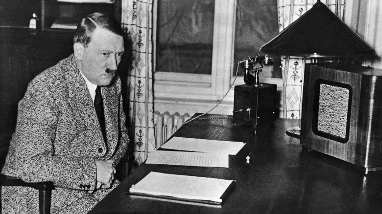 Hitler écoutant la radio à son bureau