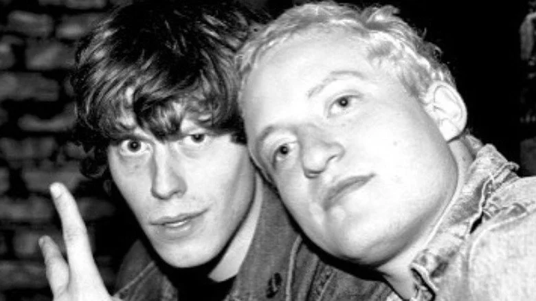The Exploding Hearts' Terry Six et Adam Cox prenant la pose pour une photo