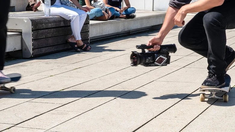Skateur avec une caméra vidéo