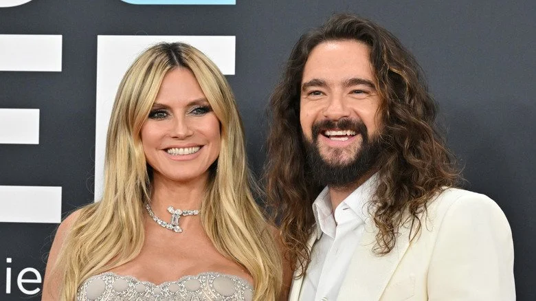 Tom Kaulitz et Heidi Klum souriant sur le tapis rouge