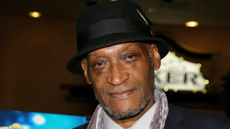 Tony Todd regardant sous son chapeau noir