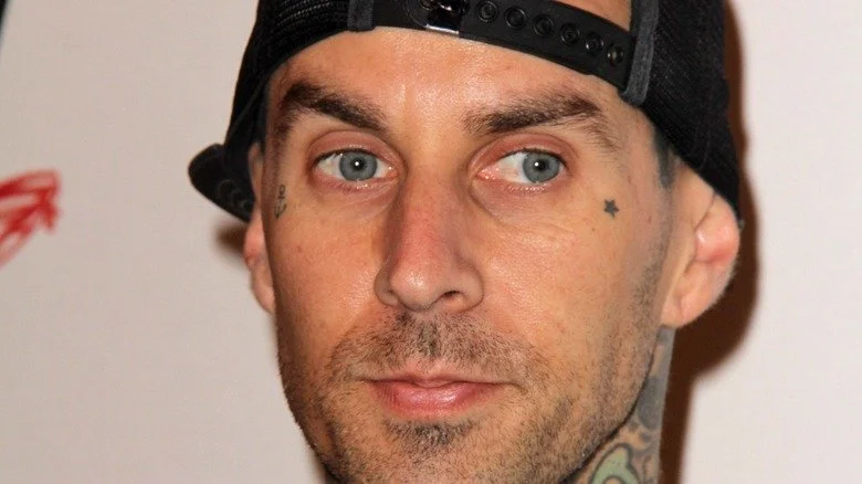Travis Barker avec une casquette de baseball