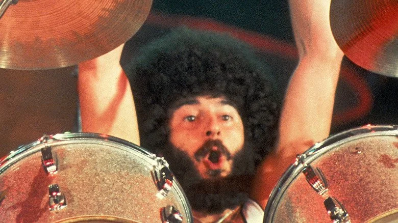 Sib Hashian jouant de la batterie avec Boston