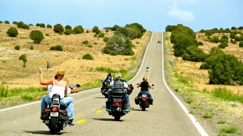 Groupes de motocyclistes se saluant