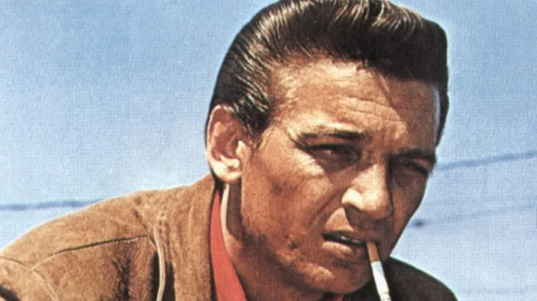 Waylon Jennings jeune avec une cigarette aux lèvres