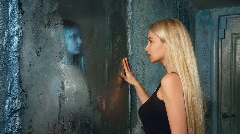 Fille voyant un fantôme