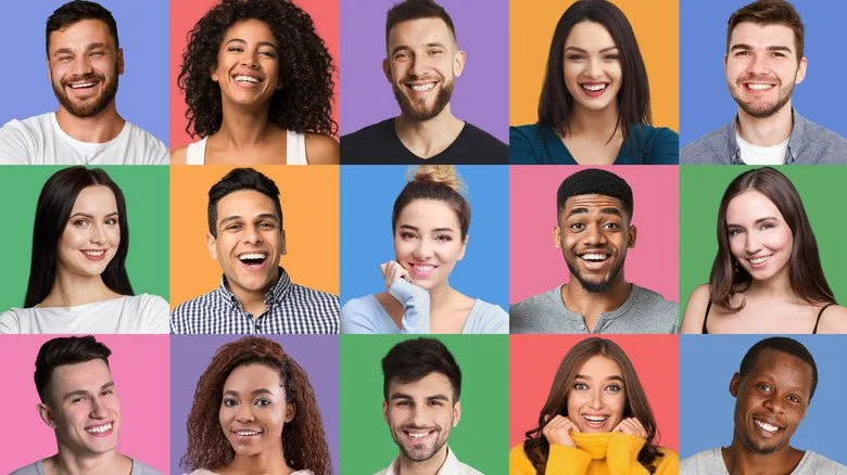 Visages de personnes souriantes