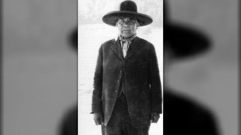 Photo de Wovoka avec un chapeau à large bord