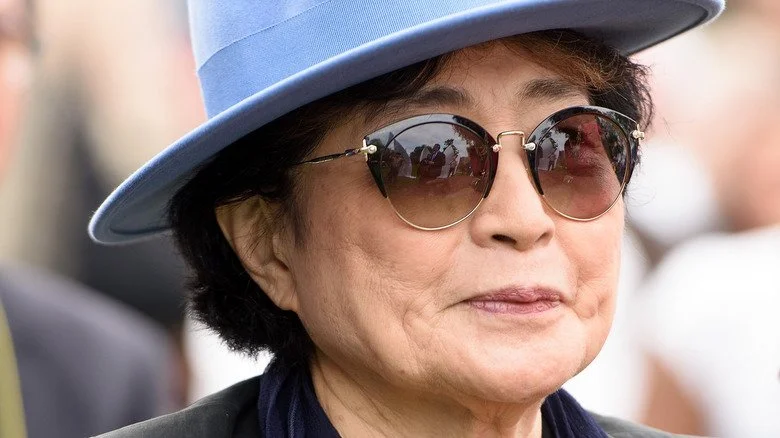 Yoko Ono bleu chapeau sourire