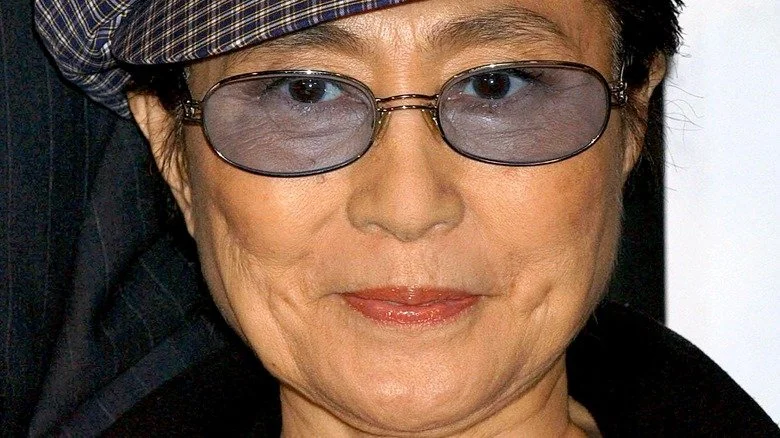 Yoko Ono avec des lunettes ovales