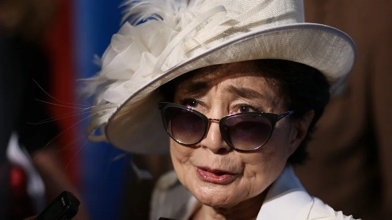Yoko Ono chapeau blanc, bouche ouverte