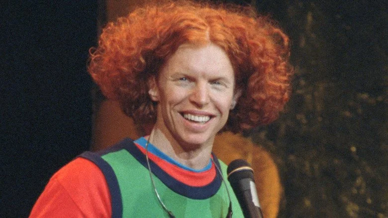 Carrot Top souriant lors d'un spectacle stand-up dans les années 90