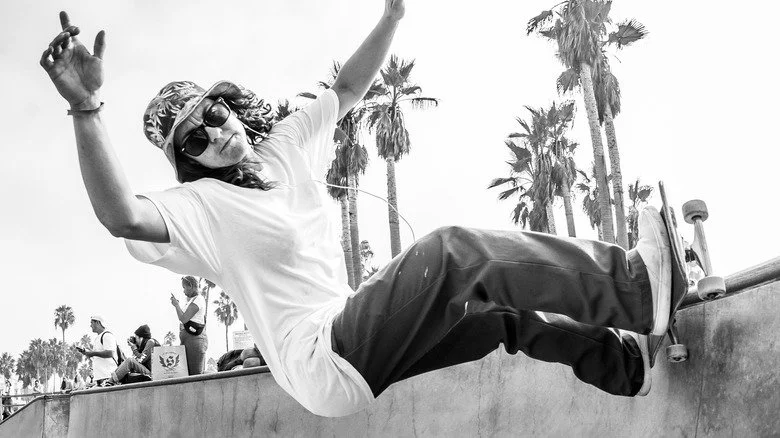 Fille en skateboard à Venice Beach