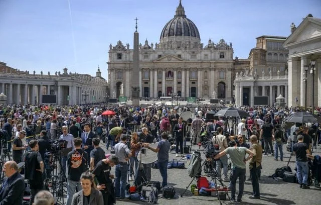 Des journalistes et des médias de tous les pays se sont rassemblés sur la place Saint-Pierre après l’annonce du décès du pape François