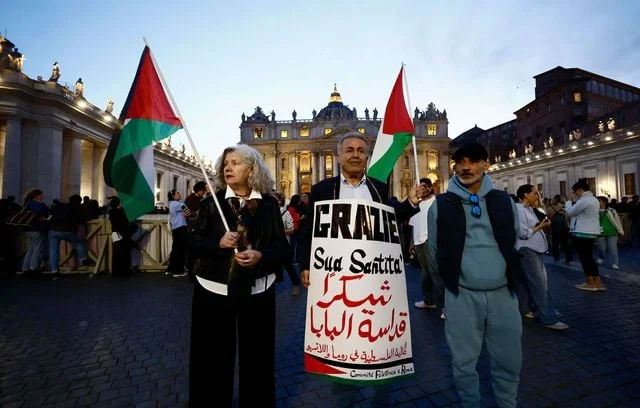 Parmi les nombreuses personnes présentes pour rendre un dernier hommage au pape François, des Palestiniens sont venus pour le remercier d’avoir reconnu l’Etat palestinien.