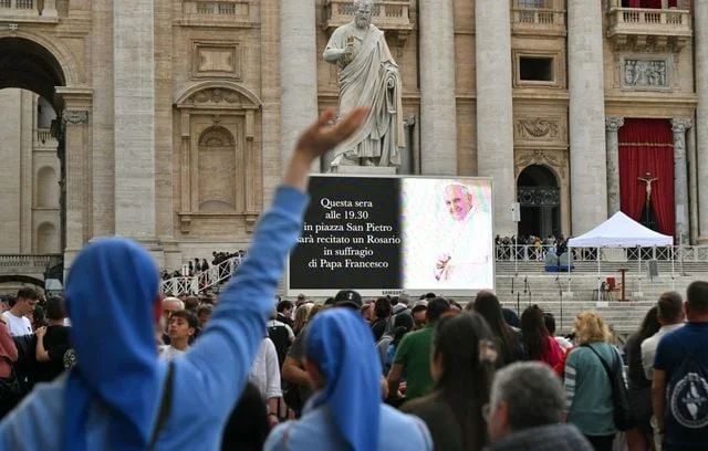 Une religieuse réagit alors que des personnes se rassemblent sur la place Saint-Pierre avant un chapelet en hommage au souverain pontife, décédé lundi matin à 88 ans.