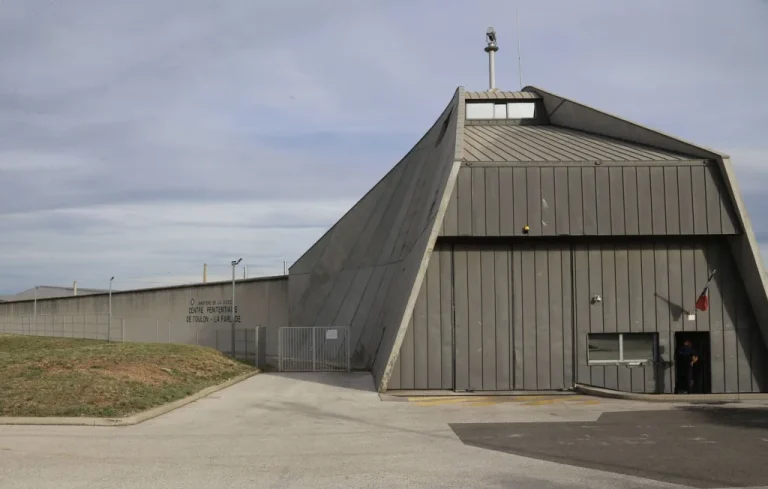 Attaques coordonnées sur des prisons en France : le point