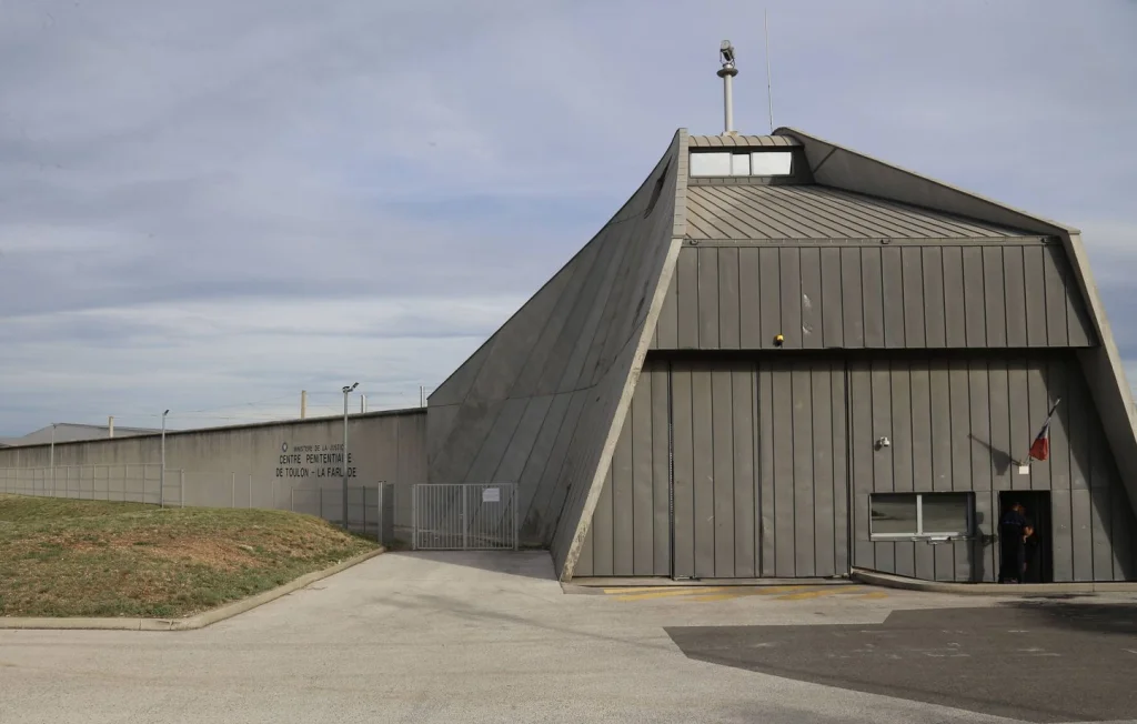 Attaques coordonnées sur des prisons en France : le point