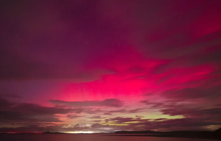 Aurores boréales éblouissent le ciel du nord-ouest de la France