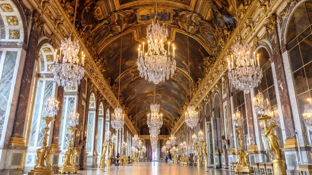 Découvrez l'Opulence de la Galerie des Glaces à Versailles