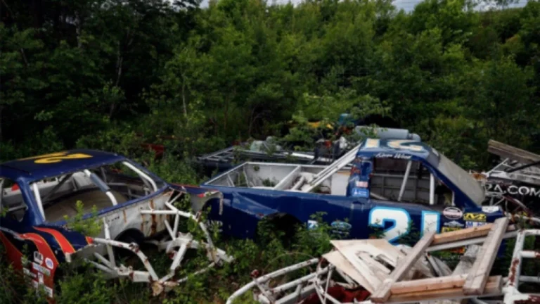 Découvrez le cimetière de voitures de course de Dale Earnhardt Jr.
