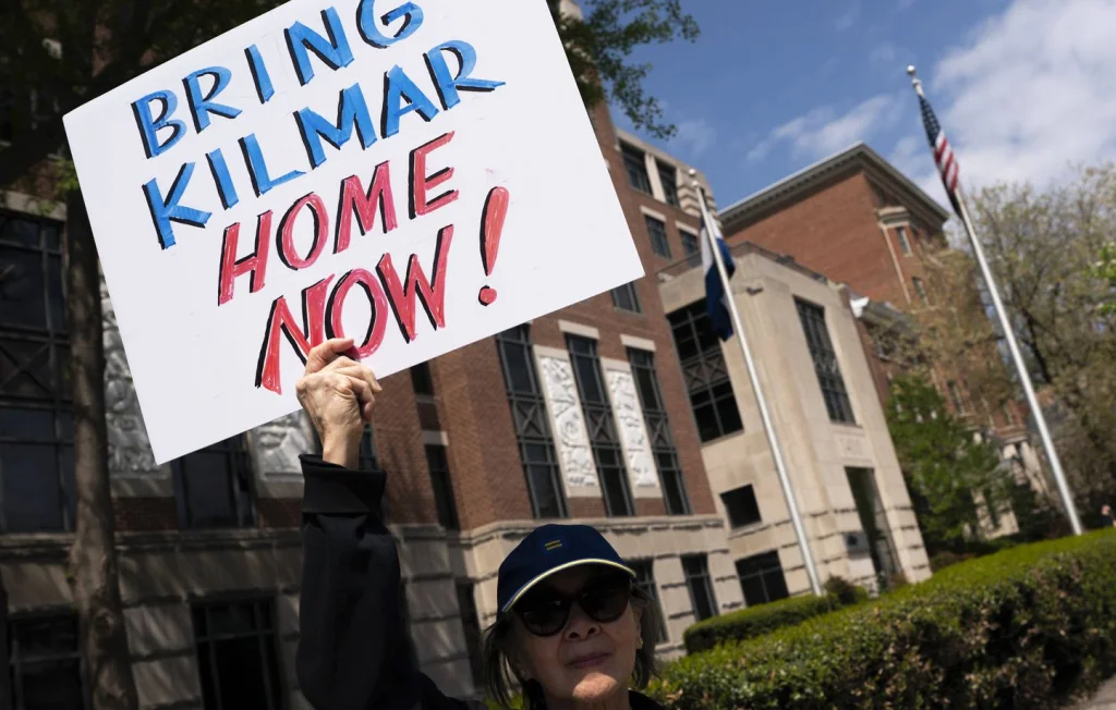 Expulsion Erronée d'un Américain : Un Sénateur au Salvador