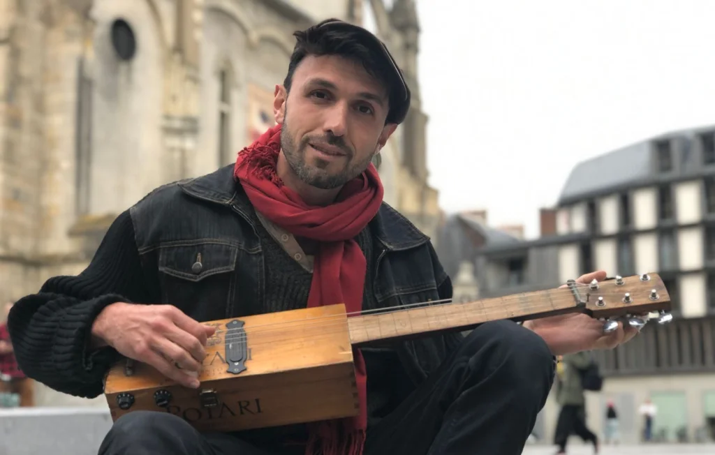 Francesco, l'artiste de rue, brille dans The Voice sur TF1