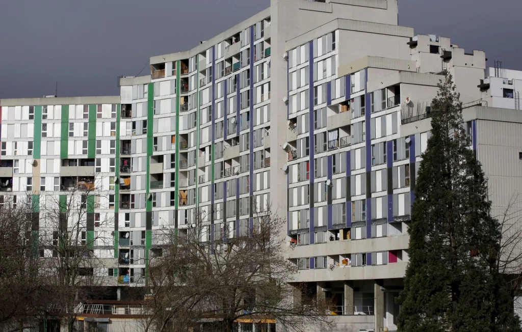 Fusillade à Grenoble : un homme gravement blessé au volant