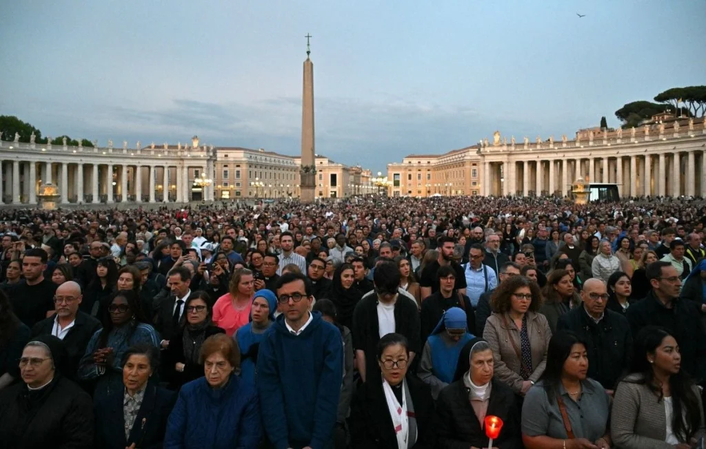 Hommage au Pape François: Émotions Place Saint-Pierre à Rome