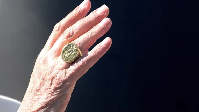 La Signification du Baiser de la Bague du Pape